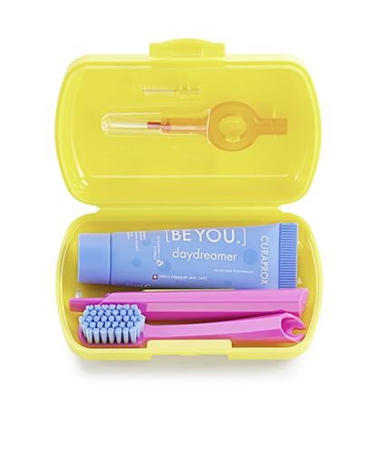 Curaprox Travel Set Zestaw podróżny do czyszczenia jamy ustnej Szczoteczka składana 5460 + Pasta BeYou o smaku jeżyna - lukrecja, 10 ml + Szczoteczki międzyzębowe, 2 szt., cena, opinie, wskazania zdjęcie