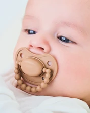 LUU Kids Smoczek pozycjonujący Milk Hazelnut 0-3 m, 1 sztuka