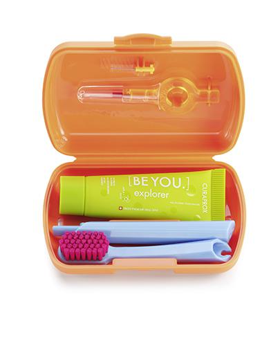 Curaprox Travel Set Zestaw podróżny do czyszczenia jamy ustnej Szczoteczka składana 5460 + Pasta BeYou o smaku jabłko - aloes, 10 ml + Szczoteczki międzyzębowe, 2 szt., cena, opinie, właściwości zdjęcie