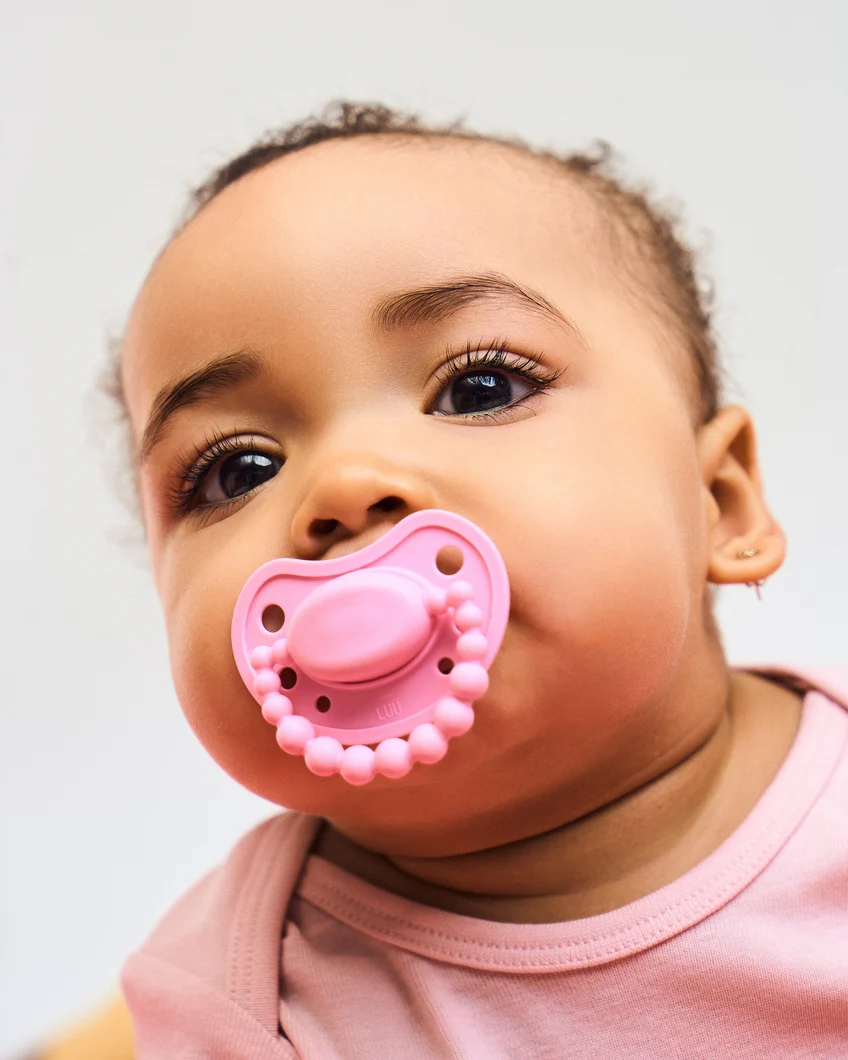 LUU Kids Smoczek pozycjonujący Pink A Boo 0-3 m, 1 sztuka