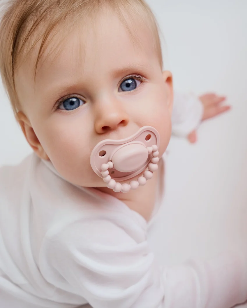 LUU Kids Smoczek pozycjonujący Velvet Blush 6m+, 1 sztuka